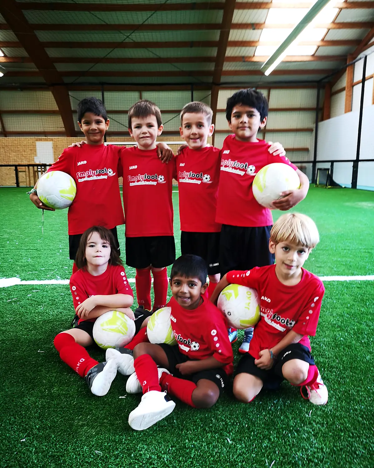 Kinder mit Bällen im Simplyfoot Fussballcamp