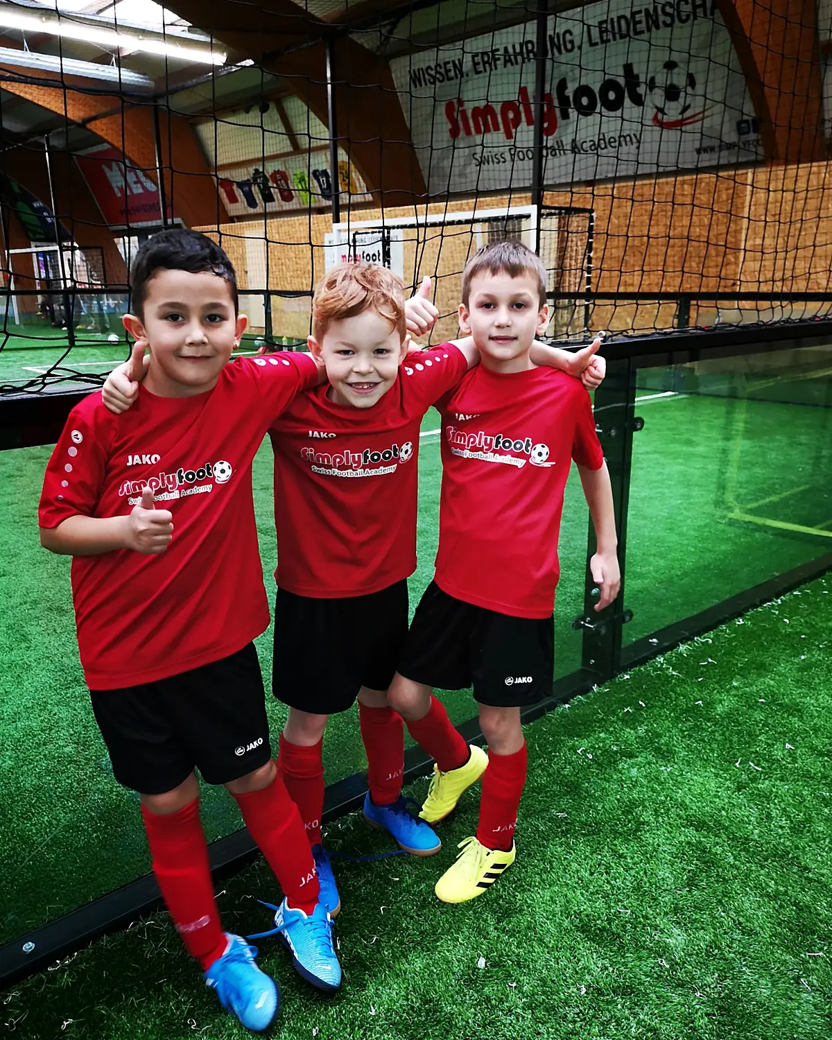 Drei Jungs jubeln im Camp