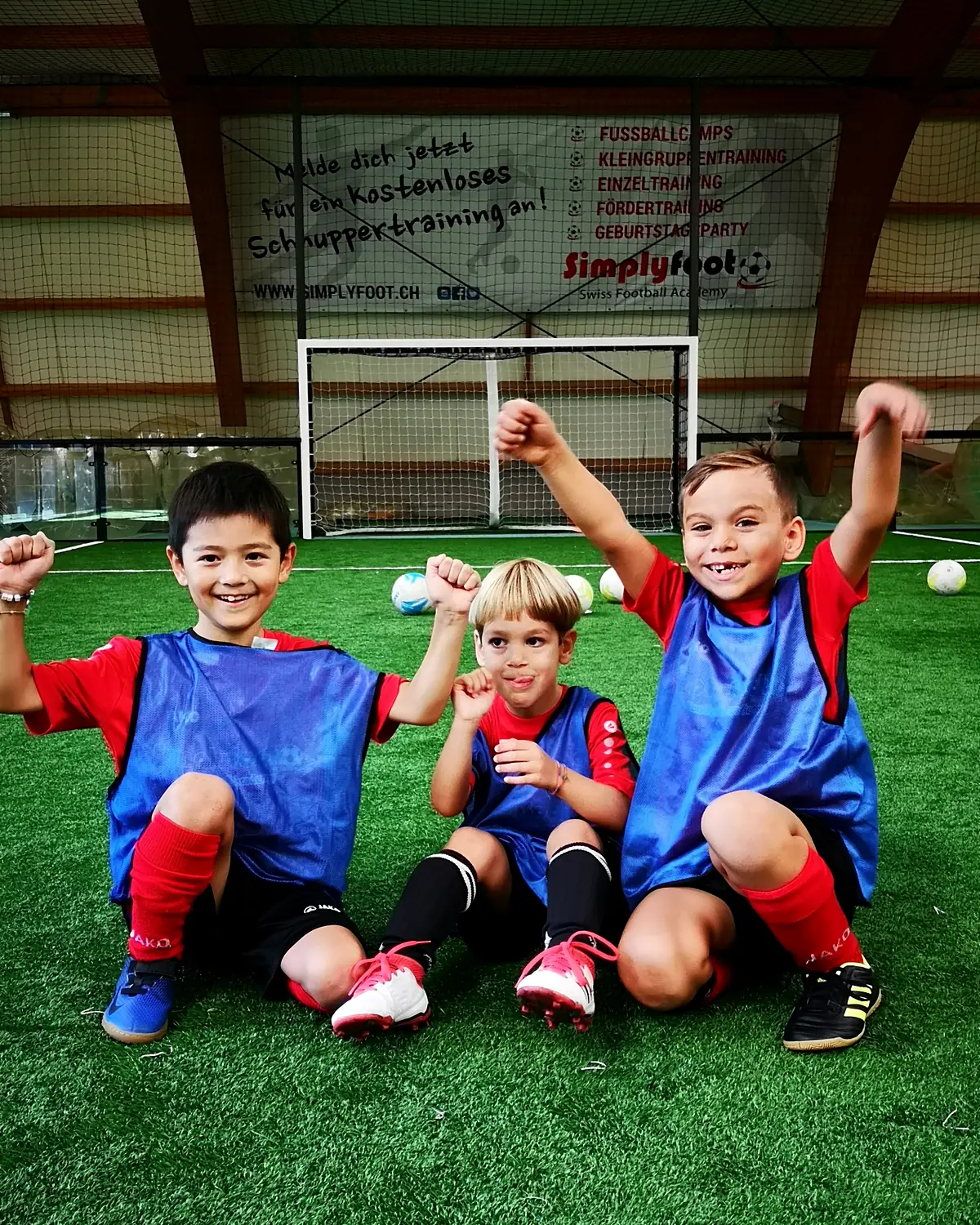 Kinder in Leibchen freuen sich