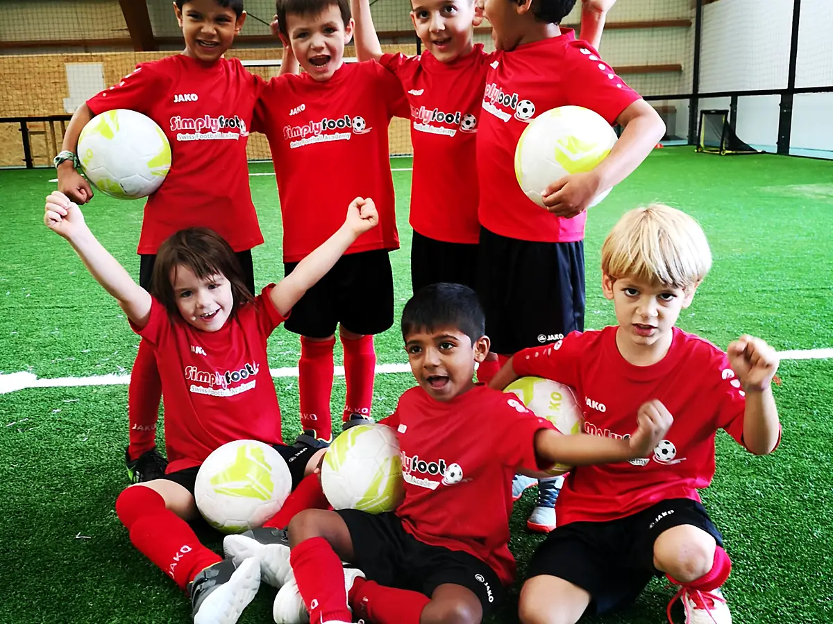 Kinder mit Bällen im Simplyfoot Fussballcamp