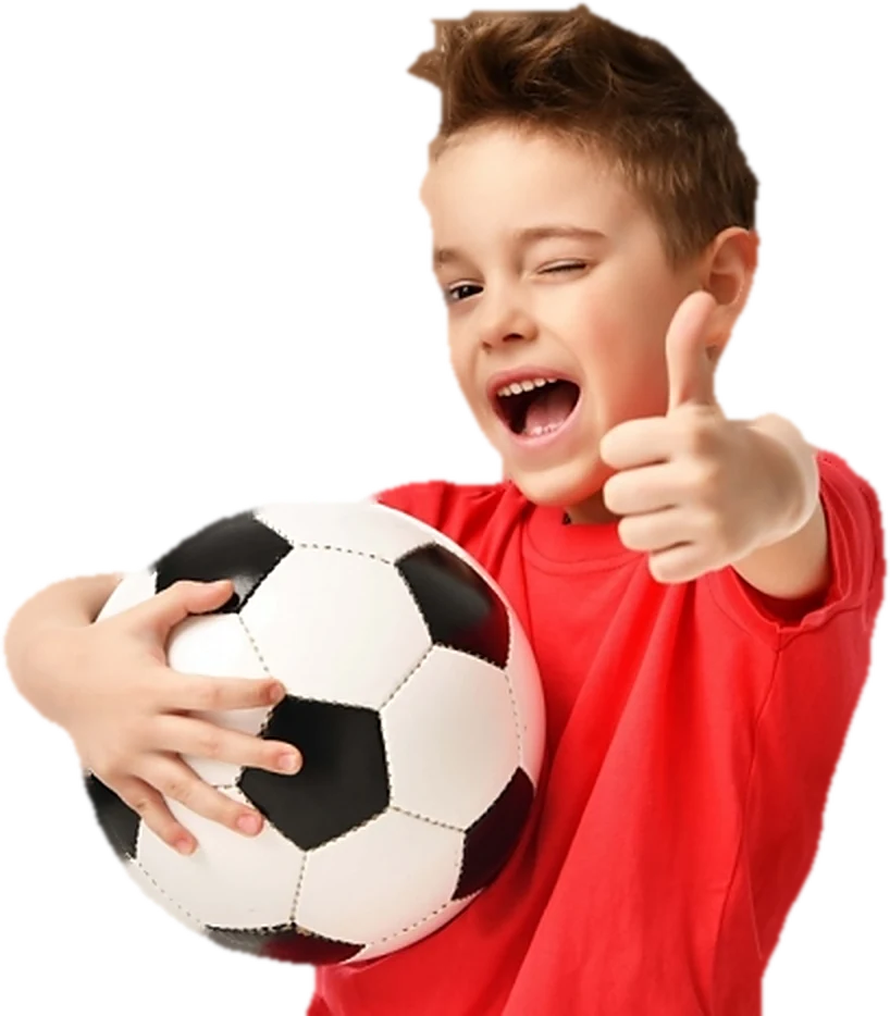 Junge mit Fussball zeigt Daumen hoch